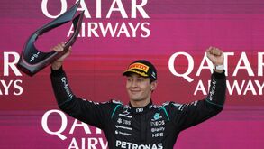 George Russell celebra a vitória do Grande Prémio do Azerbaijão