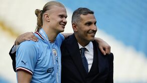 Erling Haaland e Khaldoon Al Mubarak após a conquista da Premier League em 2023