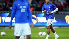 Kylian Mbappé no aquecimento do jogo frente à Turquia 