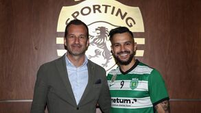 Frederico Varandas e João Matos juntos, com o logo do Sporting ao fundo