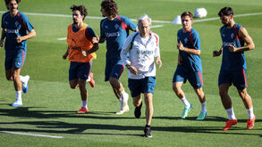 Trincão, Vitinha, Fábio Silva, Jorge Jesus, Francisco Conceição e Bruno Fernandes no treino da Seleção