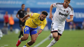 Rafik tenta fugir a Pedro Rosas no jogo com o Casa Pia