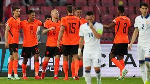 Holanda celebra golo de Mexx Meerdink frente à Sérvia