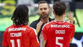 Cassiano Klein cumprimenta os jogadores no final do jogo com o Sporting