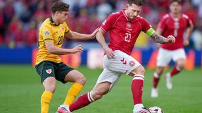 Pierre-Emile Hojbjerg e Daniel James no Dinamarca-País de Gales