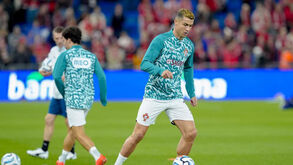 Ronaldo no aquecimento para o Noruega-Portugal