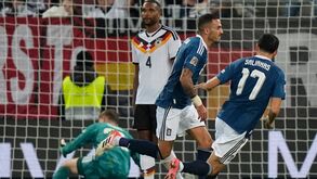 Dimitris Kourbelis celebra golo pela Grécia frente à Alemanha