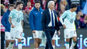 Rúben Neves (à esquerda) com Ramos, Jorge Jesus e Félix no final do jogo