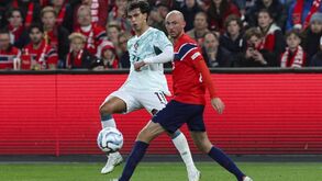 Aursnes disputa lance com João Félix