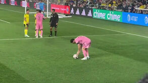 Outro ângulo do livre de Messi... que ainda protestou com o árbitro assistente
