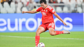Jogadora do Benfica chuta a bola em campo