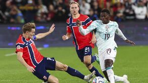 Nuno Mendes tenta escapar aos jogadores noruegueses