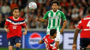 Ethan Mbappé (número 8 do Lille) viu um vermelho direto frente ao Betis