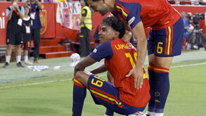 Lamine Yamal festeja o 3-1 sentando-se em cima da bola