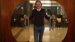 O antigo jogador posa para a foto no hotel