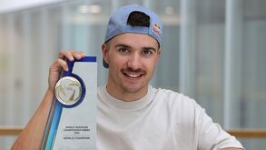 Vasco Vilaça com o troféu de campeão