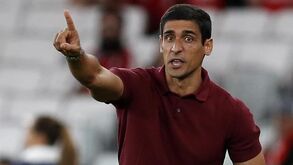 Ivan Baptista dá indicações durante o Benfica-Bayern