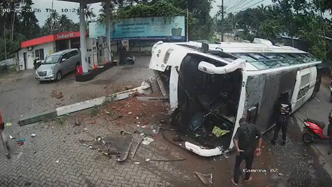Imagens de videovigilância mostram autocarro a capotar ao tentar evitar acidente com mota na Índia