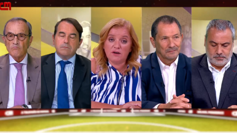 Um painel de cinco pessoas discute um tema num programa televisivo