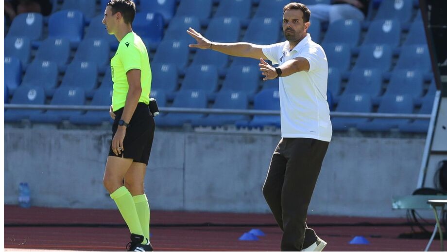 Ricardo Silva, treinador do Lus. Lourosa, a gesticular durante o jogo