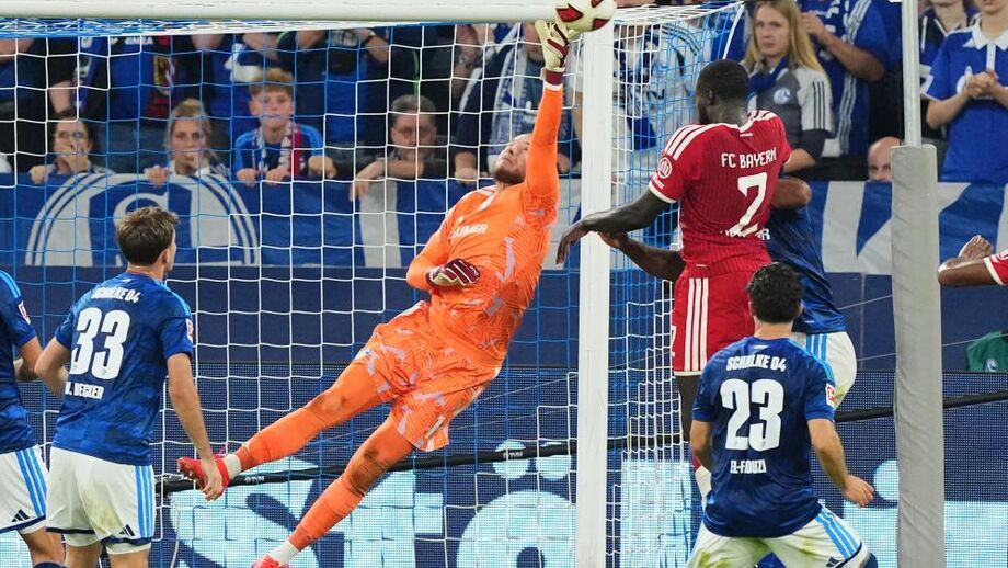 Loris Karius com Upamecano no Schalke 04-Bayern