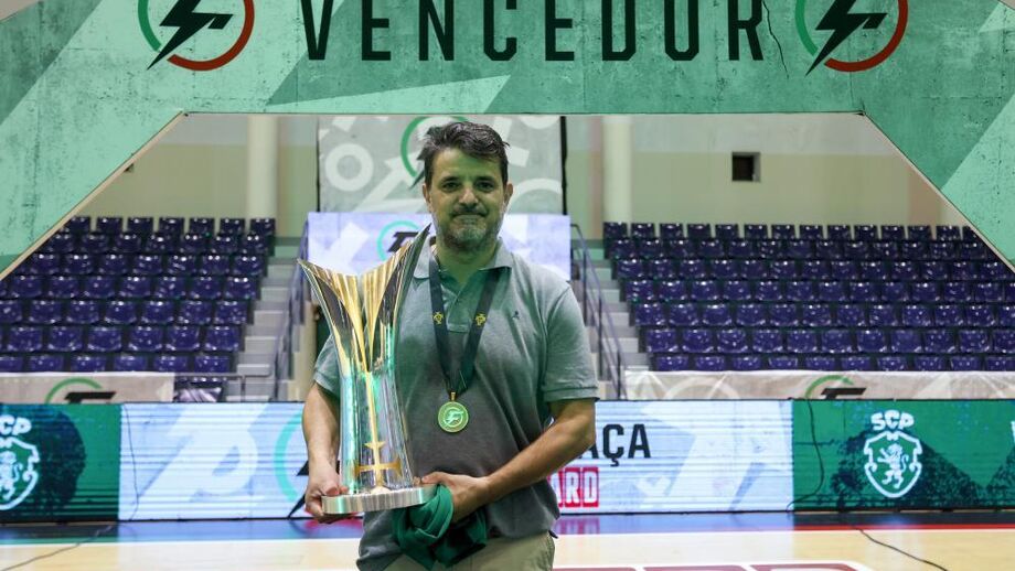 O treinador do Sporting, Nuno Dias, posa para a fotografia