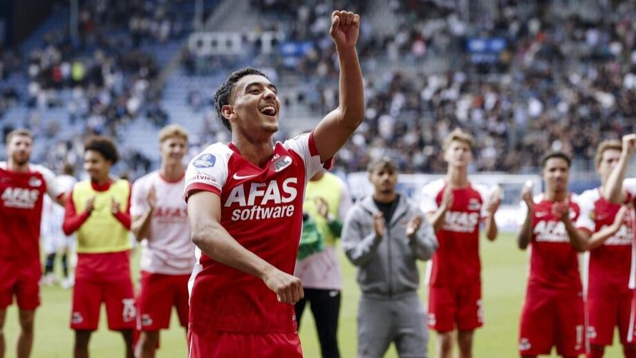 AZ Alkmaar vence com reviravolta e mantém liderança da Eredivisie