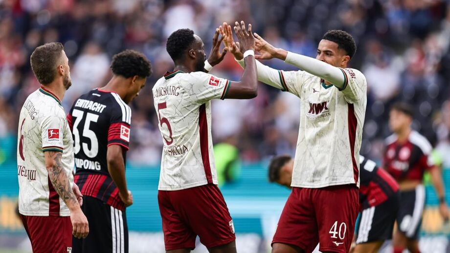Augsburgo goleia Eintracht Frankfurt