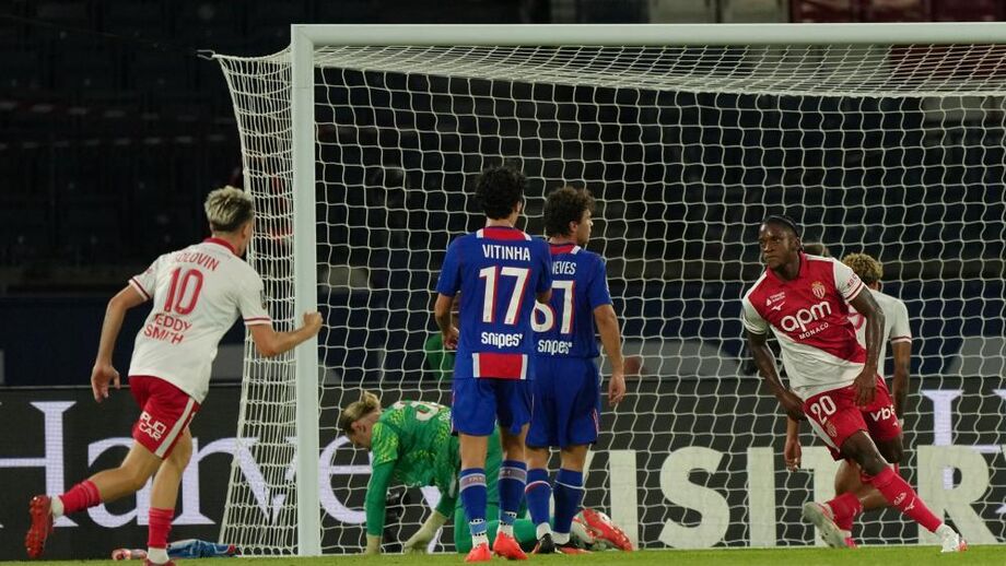 Flavio Nazinho celebra golo frente ao PSG