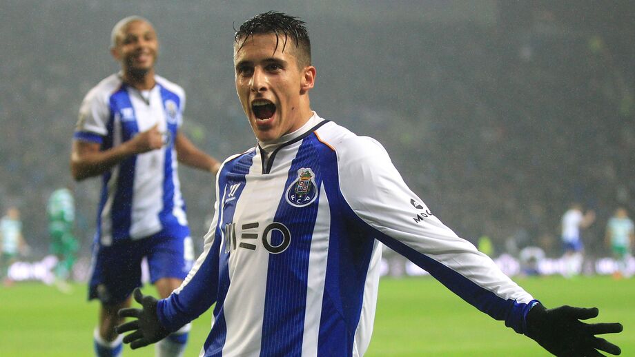 Cristian Tello de dragão ao peito