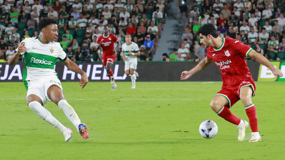 Gonçalo Guedes (à direita) em ação frente ao Elche