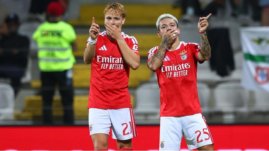 Prestianni e Schjelderup festejam um dos golos do Benfica diante do Moreirense