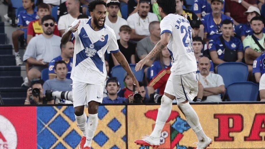 Aubameyang celebra o quinto golo em cinco jogos pelo Deportivo da Corunha