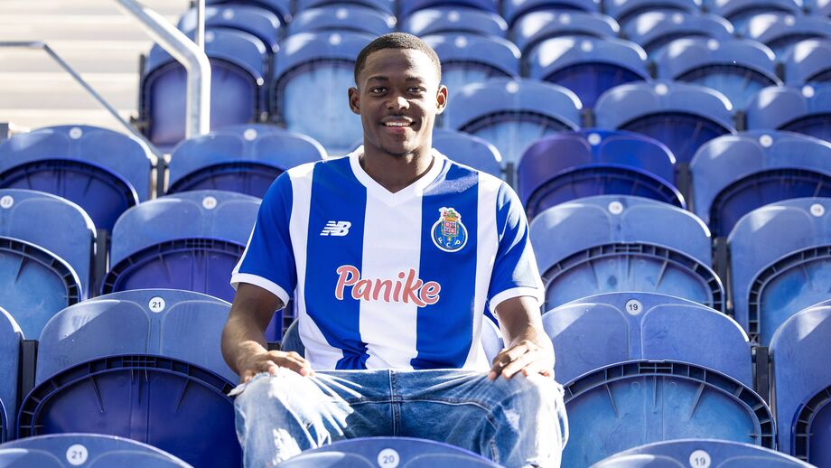Juan Valencia veste a camisola do FC Porto
