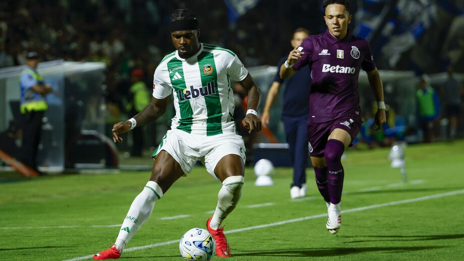 Nelson Abbey em ação com a bola