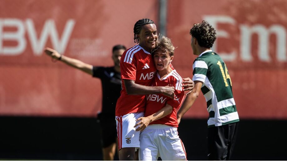 Jogadores do Benfica celebram vitória (3-0) sobre o Sporting em juvenis