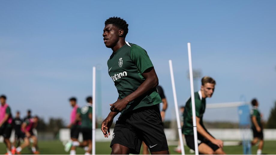 Doumbia durante o treino do Sporting