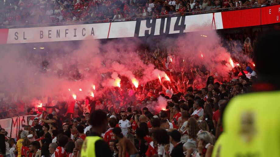 Adeptos com tochas na bancada diante do Gil Vicente