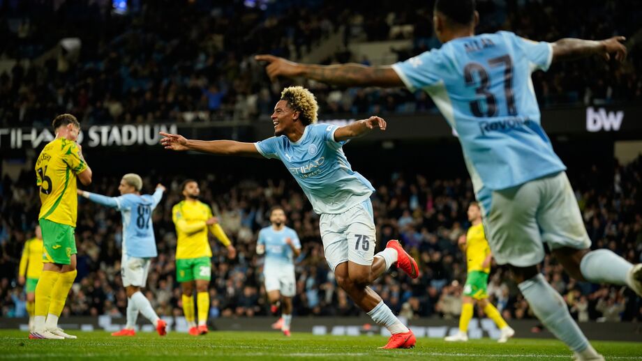 Floyd Samba, de 17 anos, celebra golo na estreia pelo Manchester City