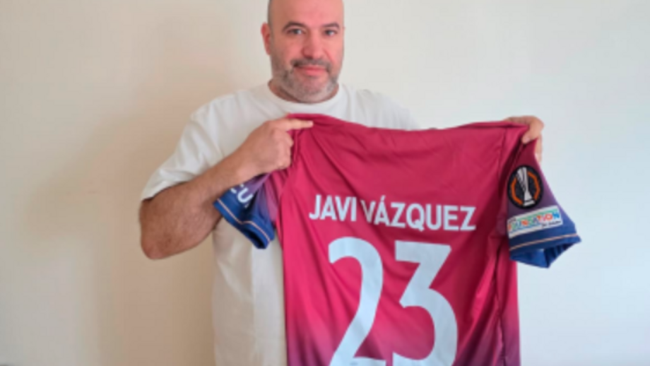 Pedro Vaza recebeu a camsiola de Javi Vázquez