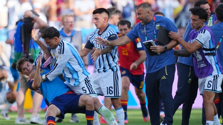 O momento em que Leandro Paredes agride Gavi na final do Mundial'2026