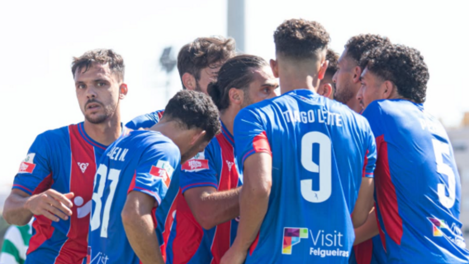  Felgueiras, da 2.ª Liga, confirmou o favoritismo diante da Naval, do Campeonato de Portugal, no Estádio José Bento Pessoa