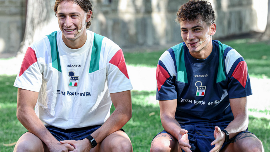 Pio e Sebastiano Esposito em entrevista no centro de treinos da seleção italiana