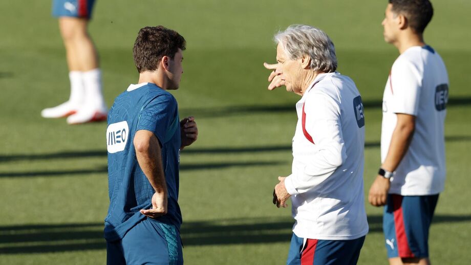 Jorge Jesus dá indicações a João Neves