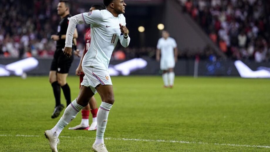 Mbappé a coxear