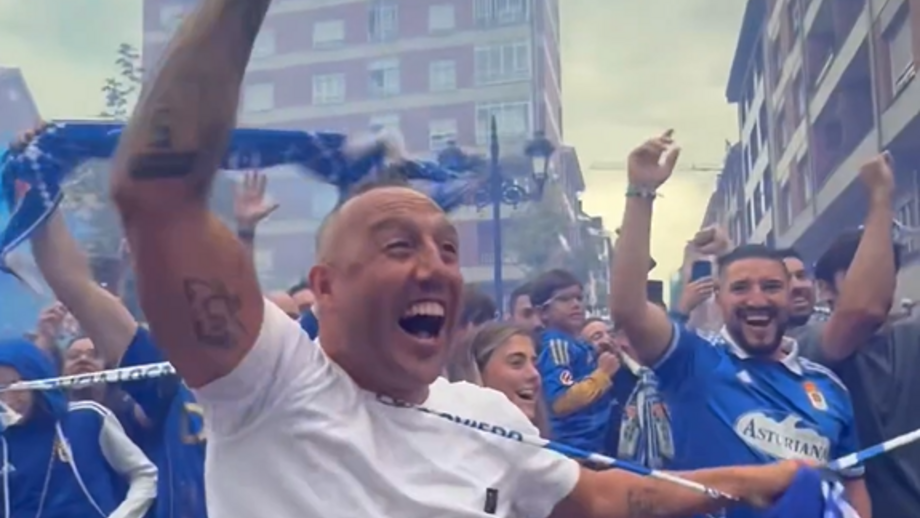 Ex-jogador de 41 anos esteve presente na receção ao autocarro antes do jogo do Oviedo com o Sp. Gijón
