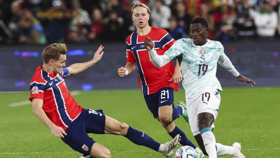 Nuno Mendes tenta escapar aos jogadores noruegueses