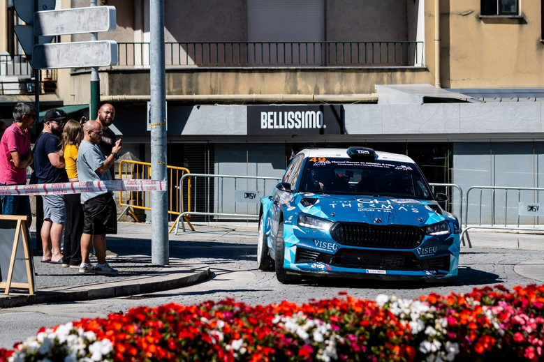 Carro de rally passa em Viseu com espetadores a assistir