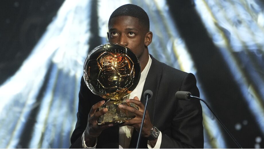 Ousmane Dembélé recebe a Bola de Ouro 2025