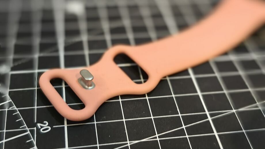 Bracelete de smartwatch em tom de coral com pinos de metal